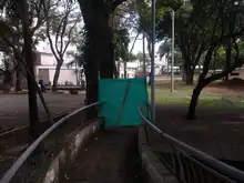Realizan cerramiento de puente peatonal en inmediaciones del H.U.V.