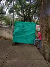 Realizan cerramiento de puente peatonal en inmediaciones del H.U.V.