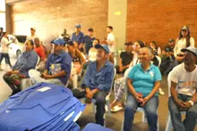 Administración entregó triciclos y dotaciones a recicladores afectados por incendio en Siloé
