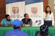 Administración entregó triciclos y dotaciones a recicladores afectados por incendio en Siloé