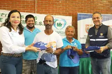 Administración entregó triciclos y dotaciones a recicladores afectados por incendio en Siloé