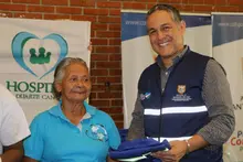 Administración entregó triciclos y dotaciones a recicladores afectados por incendio en Siloé