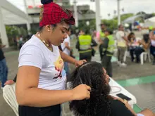 Tejiendo Esperanzas, el encuentro de peinadoras que resignifica la estética afro