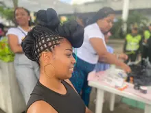 Tejiendo Esperanzas, el encuentro de peinadoras que resignifica la estética afro
