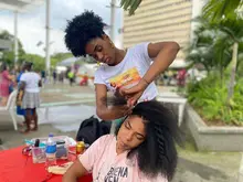 Tejiendo Esperanzas, el encuentro de peinadoras que resignifica la estética afro