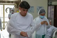 Contralores escolares con las manos en la masa