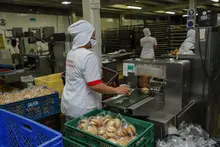 Contralores escolares con las manos en la masa
