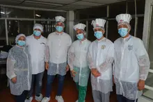Contralores escolares con las manos en la masa