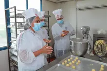 Contralores escolares con las manos en la masa