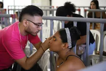 Los niños se gozan incluso el tras bambalinas en el Festival Mundial de Salsa en Cali