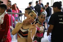 Los niños se gozan incluso el tras bambalinas en el Festival Mundial de Salsa en Cali