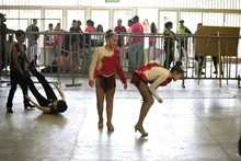 Los niños se gozan incluso el tras bambalinas en el Festival Mundial de Salsa en Cali