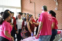 Los niños se gozan incluso el tras bambalinas en el Festival Mundial de Salsa en Cali
