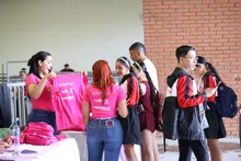 Los niños se gozan incluso el tras bambalinas en el Festival Mundial de Salsa en Cali