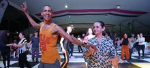 Estilo caleño enamora a turistas extranjeros que visitan el Festival Mundial de Salsa 