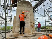 Instalan nueva placa del monumento de Sebastián de Belalcázar 