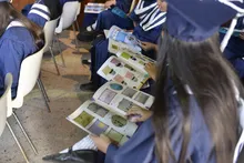 En ceremonia de graduación de grado 5, niños y niñas recibieron su cartilla La Paz es mi Cuento