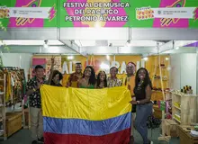 Portadores de Tradición del Petronio exponiendo y comercializando sus productos en Feira Preta, São Paulo.