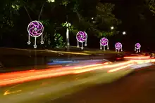 ¡Vení al alumbrado y déjate encantar por la magia del colibrí, símbolo de esperanza, unión, amabilidad, dulzura y resiliencia. 