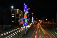 Al sur de Cali, mástiles de flores y colibríes adornan los postes de la calle 5 y un mural gigante en el Parque Panamericano se dispone a acompañar la mejor postal. 