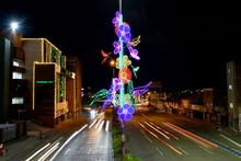 Al sur de Cali, mástiles de flores y colibríes adornan los postes de la calle 5 y un mural gigante en el Parque Panamericano se dispone a acompañar la mejor postal. 