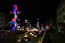 Al sur de Cali, mástiles de flores y colibríes adornan los postes de la calle 5 y un mural gigante en el Parque Panamericano se dispone a acompañar la mejor postal. 