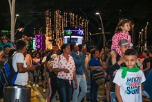 El centro de la capital vallecaucana  se llena de luz y alegría con el alumbrado navideño. 