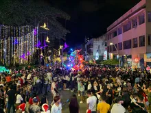 El centro de la capital vallecaucana  se llena de luz y alegría con el alumbrado navideño. 