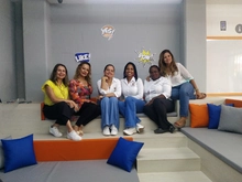 Una biblioteca escolar con superhéroes e historietas