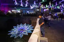 La magia del alumbrado navideño deslumbra a turistas extranjeros