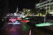 La magia del alumbrado navideño deslumbra a turistas extranjeros