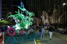 La magia del alumbrado navideño deslumbra a turistas extranjeros