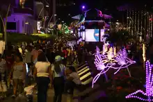 La magia del alumbrado navideño deslumbra a turistas extranjeros