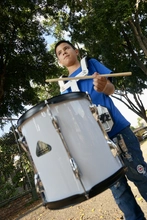 Banda músico marcial del Barrio Berlín recibe sus insumos musicales