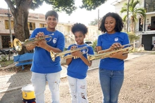 Banda músico marcial del Barrio Berlín recibe sus insumos musicales