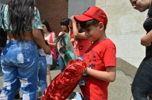 La campaña “Un juguete, una sonrisa” entregó 600 regalos a la niñez del área de renovación urbana.