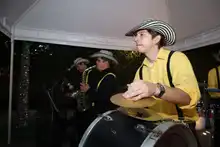 Con estrofas como “En el veintitrés, de la ciento diez” prendió la fiesta La Sonora Ponceña en la Casa de la Feria