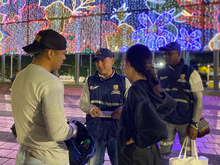 Jóvenes becados se destacan como promotores de civismo en el Alumbrado Navideño