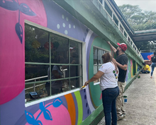 Manos colmadas de amor llenaron de color las paredes del Geriátrico San Miguel