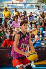 Adrián, el espigado hijo de Óscar Córdoba que no heredó el arco pero brilla en el baloncesto