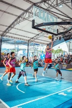 Adrián, el espigado hijo de Óscar Córdoba que no heredó el arco pero brilla en el baloncesto