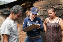 Alcaldía de Cali entregó ayudas humanitarias a familias afectadas por incendio en Los Chorros
