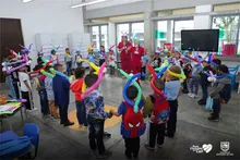 Niñas y niños regresan con emoción a las aulas de su colegio