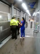 Para evitar que el delito viaje, Policía madrugó a subirse al MIO 