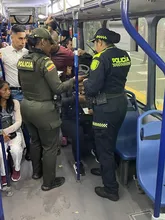Para evitar que el delito viaje, Policía madrugó a subirse al MIO 