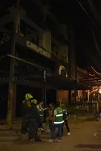 En Parque del Perro, algunos restaurantes siguen impactando con residuos el separador vial