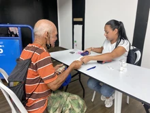 Mayores de 90 años pueden recibir el pago de subsidios en la comodidad de sus hogares