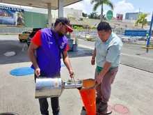 Selladas dos mangueras de combustible en una estación de gasolina