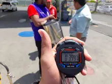 Selladas dos mangueras de combustible en una estación de gasolina