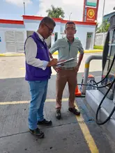 Selladas dos mangueras de combustible en una estación de gasolina